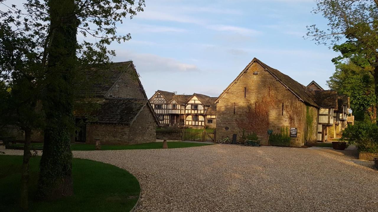 Villa The Threshing Barn At Penrhos Court à Kington  Extérieur photo